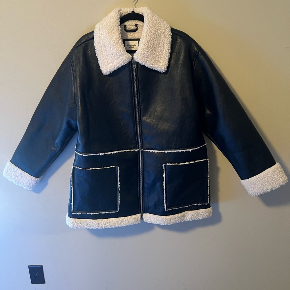 Abercrombie & Fitch Black Teddy Jacket with Cream Accents - Picture 2 of 10